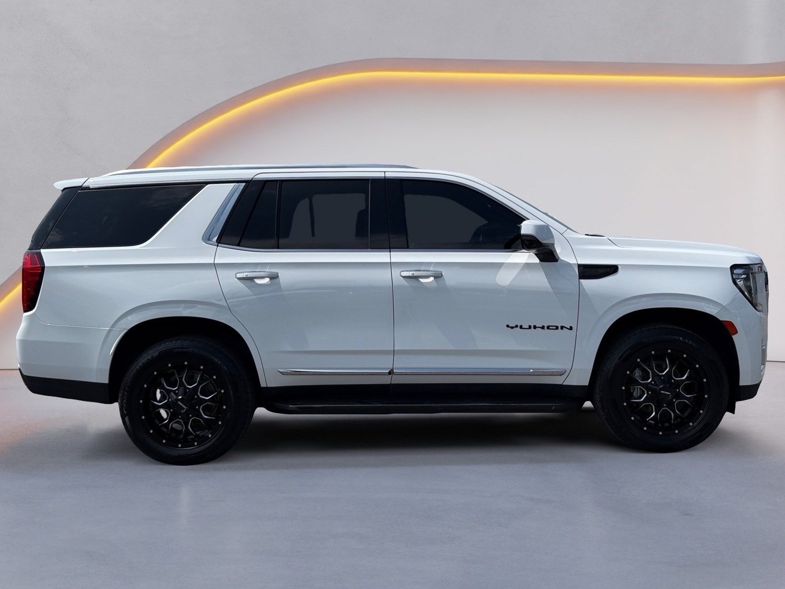 Used 2022 GMC Yukon SLT w/ SLT Premium Package AWD/4WD image 2