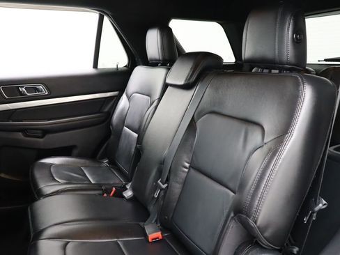 Used 2018 Ford Explorer XLT w/ Equipment Group 202A FWD image 30