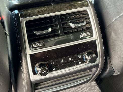 Used 2022 BMW 750i xDrive w/ Executive Package AWD/4WD image 13