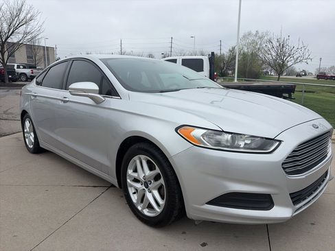 Used 2016 Ford Fusion SE image 2