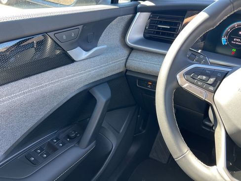 Used 2025 Volkswagen Tiguan S w/ 18" Wheel Package image 18