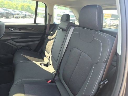 Used 2023 Jeep Grand Cherokee Laredo X AWD/4WD image 24