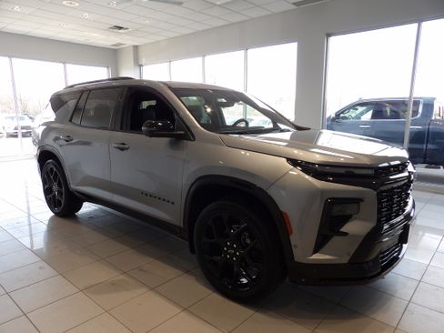 Used 2025 Chevrolet Traverse RS image 3