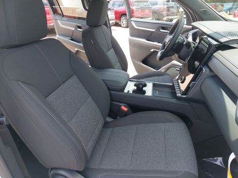 New 2025 GMC Acadia Elevation image 10