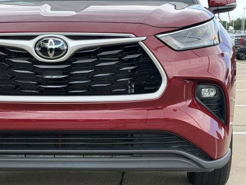 Used 2023 Toyota Highlander XLE AWD/4WD image 9