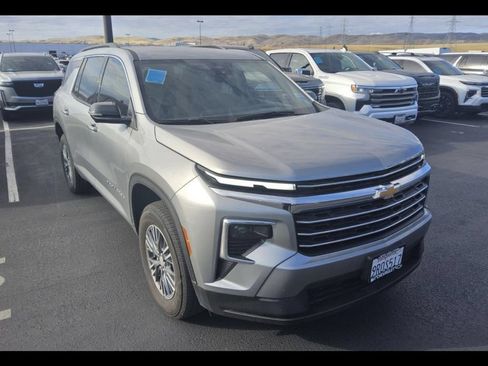 Used 2025 Chevrolet Traverse LT w/ Driver Confidence Package FWD image 2