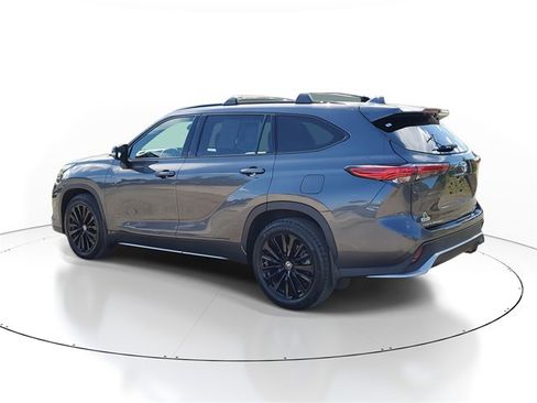 Used 2023 Toyota Highlander XSE image 3