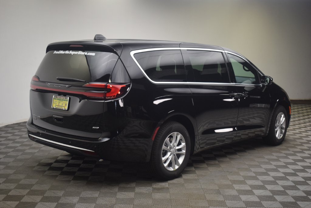 New 2027 Chrysler Pacifica Select AWD/4WD image 5