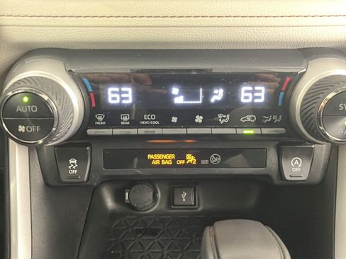 Used 2020 Toyota RAV4 XLE w/ Convenience Package FWD image 33