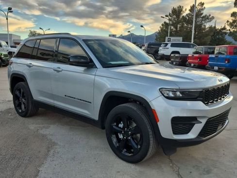 Used 2023 Jeep Grand Cherokee Altitude AWD/4WD image 3