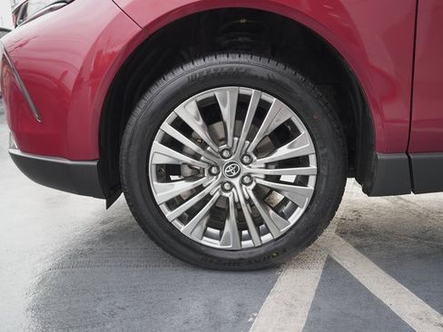 Certified 2023 Toyota Venza XLE image 38