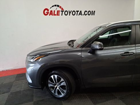 Used 2023 Toyota Highlander XLE AWD/4WD image 5