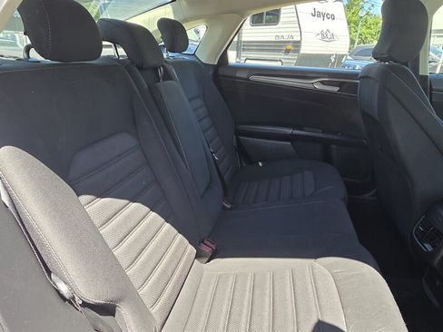 Used 2019 Ford Fusion SE FWD image 12