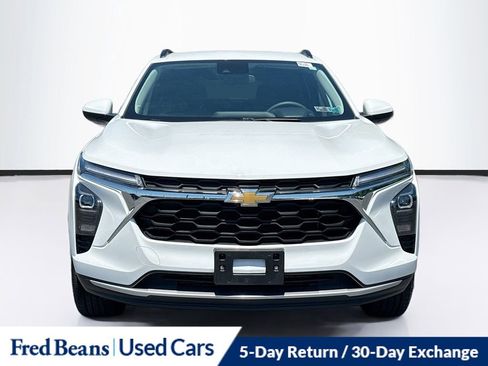 Used 2025 Chevrolet Trax LT FWD image 2