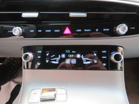 New 2026 Genesis GV70 2.5T Advanced AWD/4WD image 18