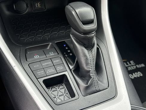 Used 2025 Toyota RAV4 XLE AWD/4WD image 22