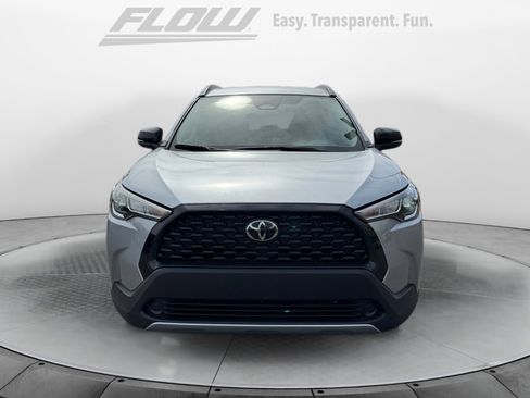 Used 2025 Toyota Corolla Cross LE image 2