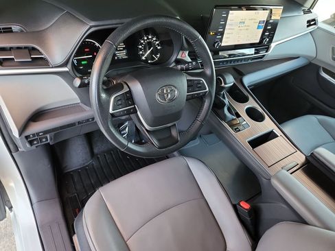 Used 2022 Toyota Sienna XLE image 17