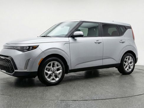 Used 2025 Kia Soul LX w/ LX Technology Package FWD image 3
