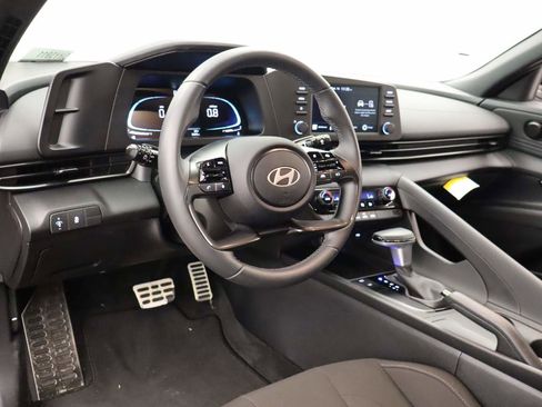 Used 2025 Hyundai Elantra Sport image 14