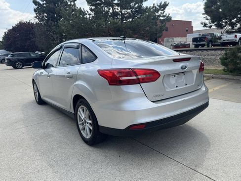 Used 2017 Ford Focus SE w/ Cold Weather Package FWD image 4