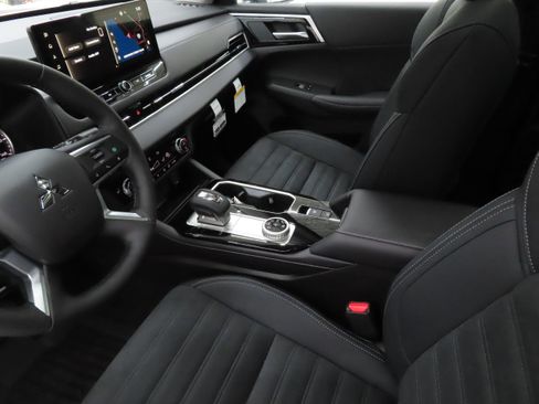 New 2026 Mitsubishi Outlander AWD image 22