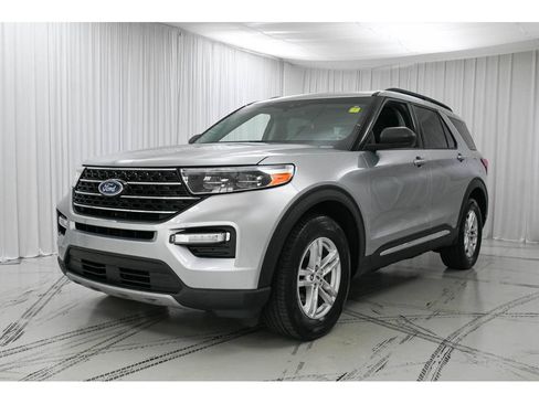 Used 2020 Ford Explorer XLT w/ Equipment Group 202A AWD/4WD image 4