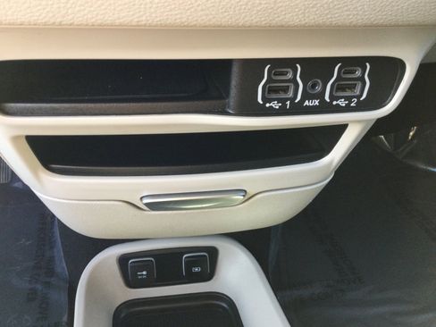 Used 2021 Chrysler Pacifica Touring-L image 22