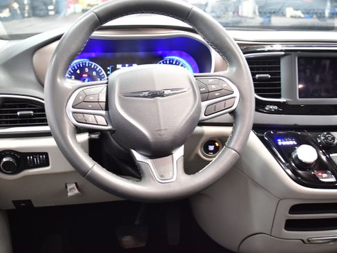 Used 2023 Chrysler Voyager LX image 15