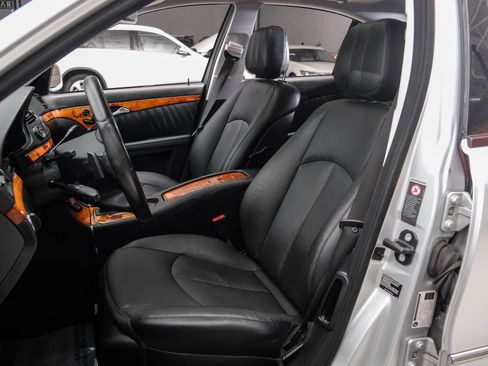 Used 2009 Mercedes-Benz E 550 Sedan image 40