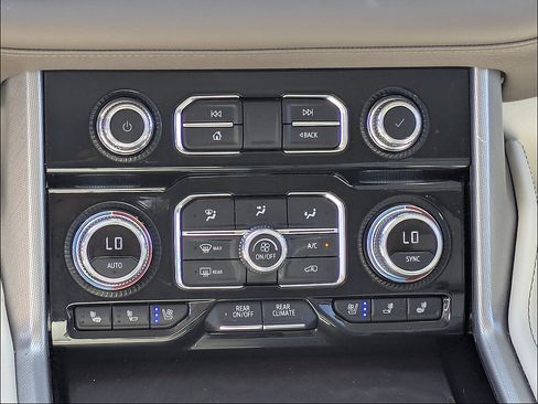 Used 2024 GMC Yukon XL Denali AWD/4WD image 26