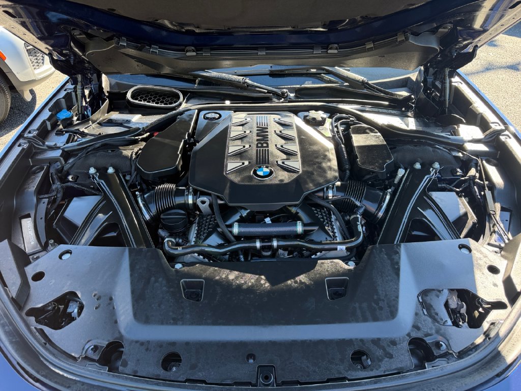Used 2023 BMW 760i xDrive AWD/4WD image 18