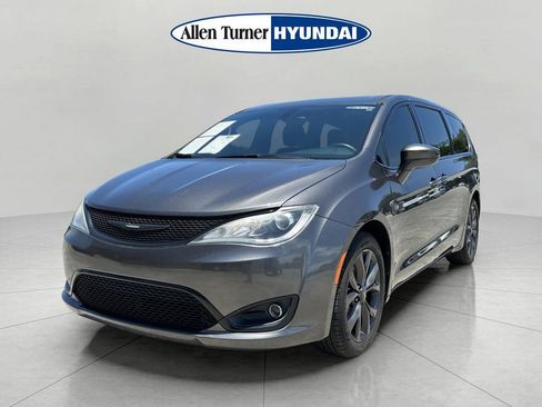 Used 2019 Chrysler Pacifica Touring Plus w/ S Appearance Package FWD image 4