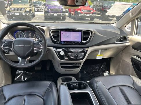 Used 2023 Chrysler Pacifica Touring-L FWD image 6
