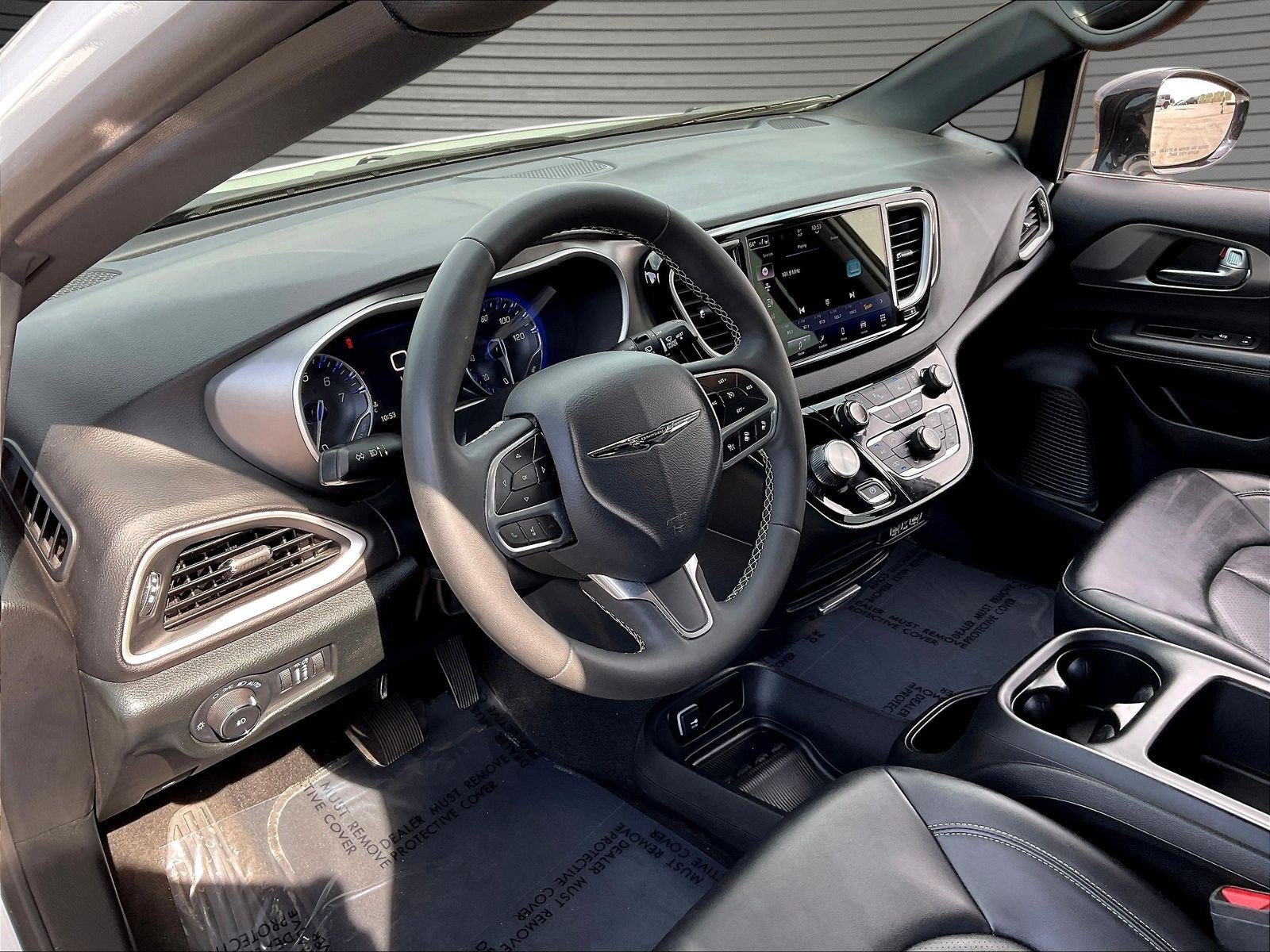 Used 2025 Chrysler Pacifica Select FWD image 16