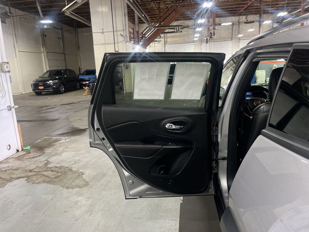 Used 2020 Jeep Cherokee Trailhawk AWD/4WD image 23