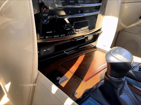 Used 2020 Lexus LX 570 4WD w/ Luxury Package image 36