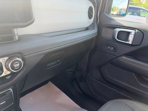 Used 2025 Jeep Wrangler Unlimited Sahara AWD/4WD image 25