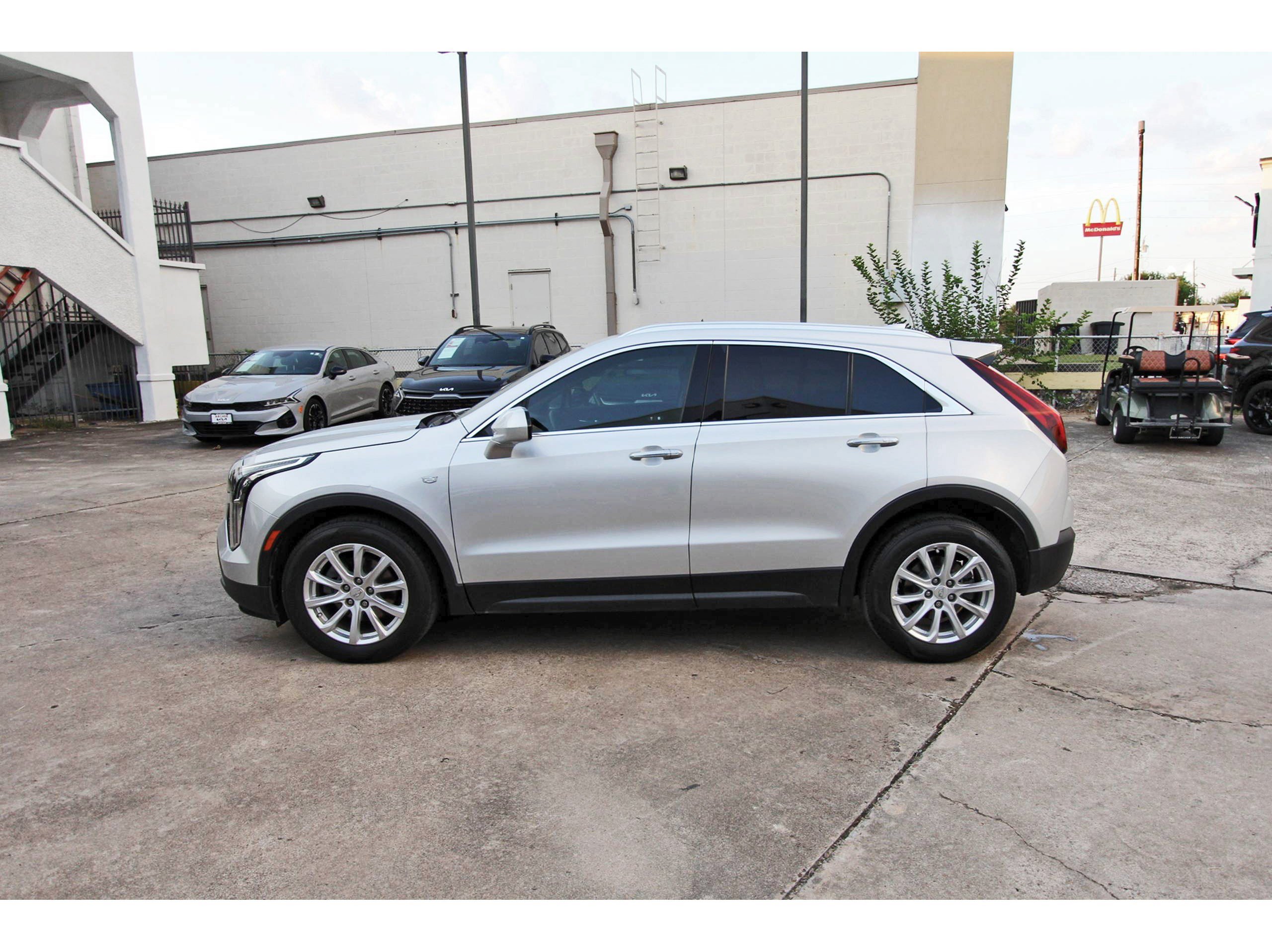Used 2022 Cadillac XT4 Luxury w/ Cold Weather Package FWD image 4