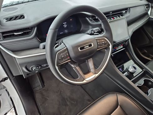 Used 2023 Jeep Grand Cherokee Limited image 2