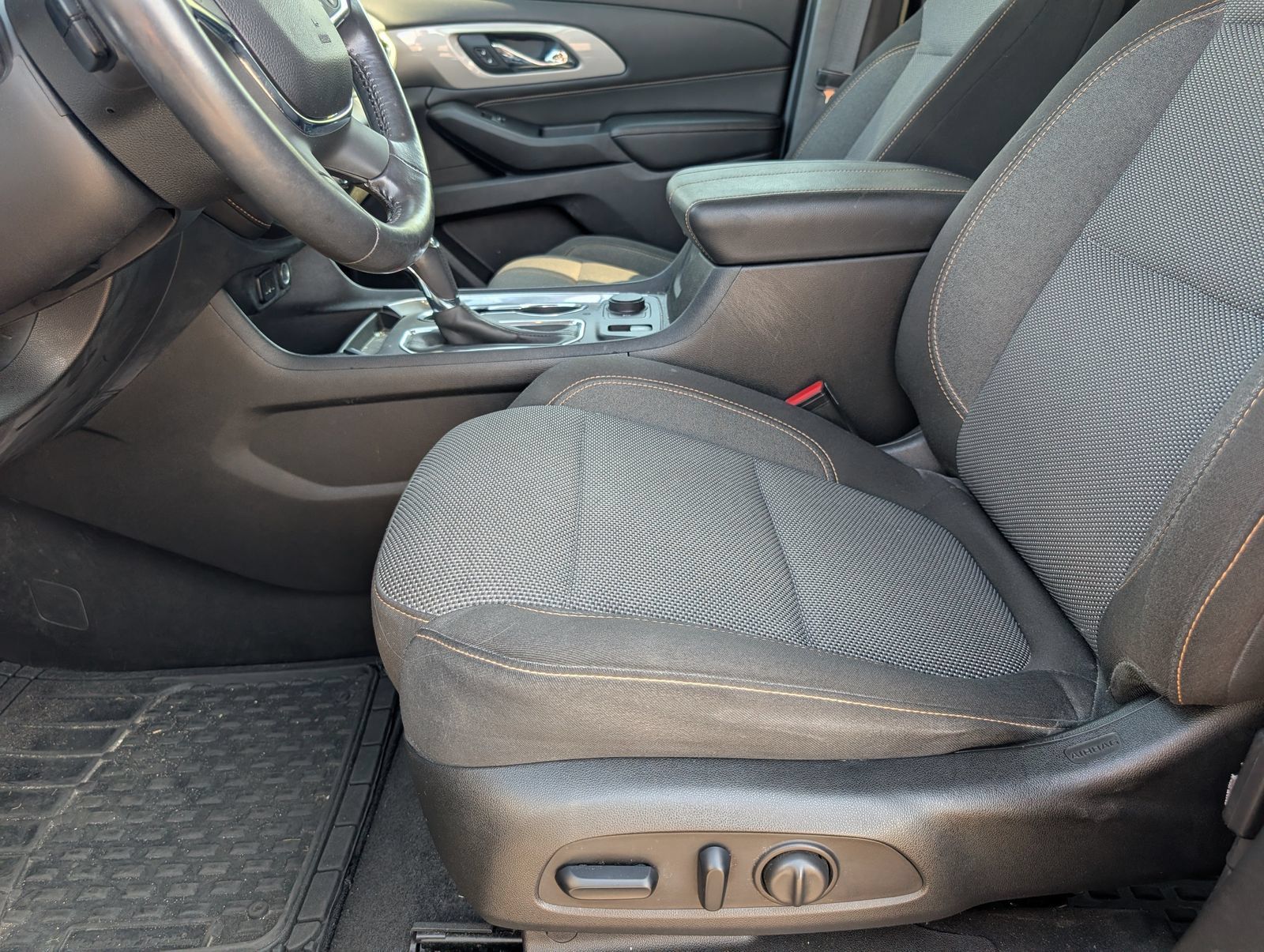 Used 2018 Chevrolet Traverse LT FWD image 6