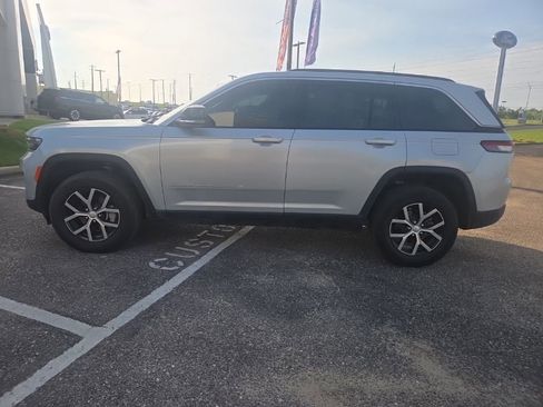 Used 2025 Jeep Grand Cherokee Limited w/ Luxury Tech Group II AWD/4WD image 6