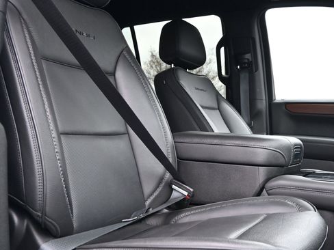Used 2025 GMC Yukon Denali image 32