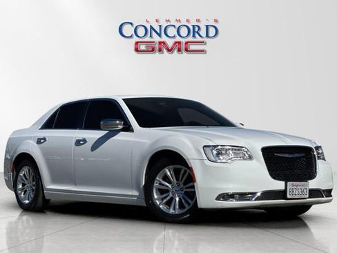 Used 2016 Chrysler 300 C image 2