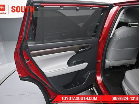 Used 2023 Toyota Highlander Limited AWD/4WD image 30