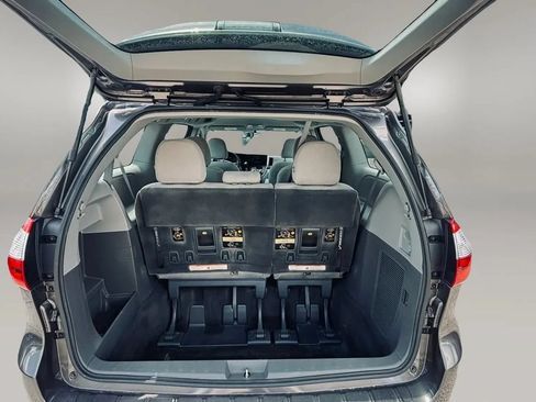 Used 2016 Toyota Sienna L FWD image 18