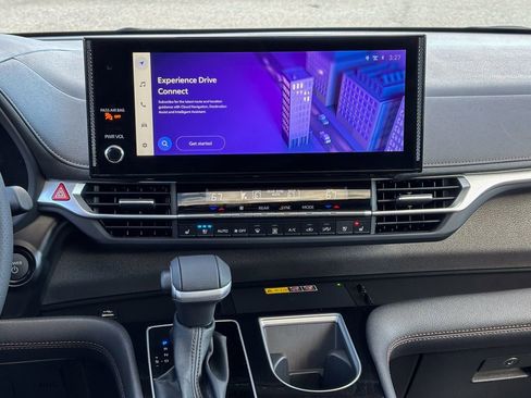 Used 2025 Toyota Sienna Limited image 37