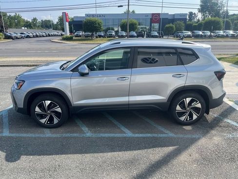 New 2025 Volkswagen Taos SE image 4