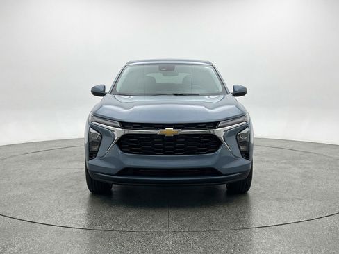 Used 2025 Chevrolet Trax LT w/ LT Convenience Package image 2