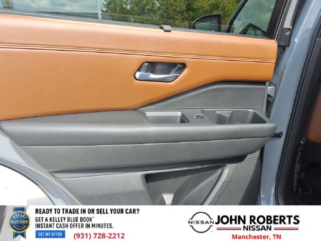 Used 2024 Nissan Pathfinder Platinum FWD image 12